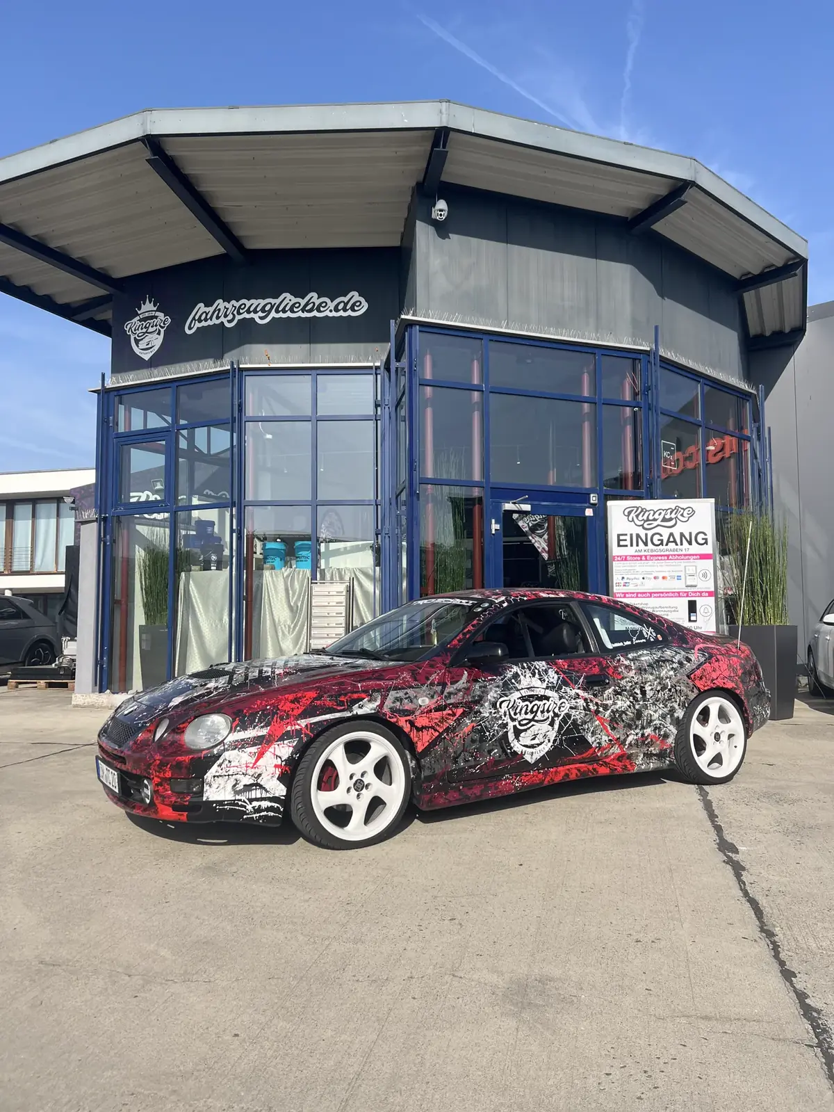 Kingsize 24/7-Store am Gewerbepark Salz mit Eingang und Fahrzeug